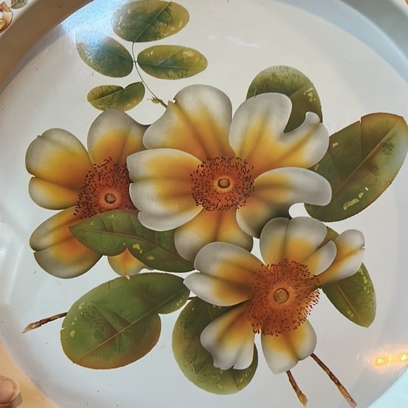 Floral Vintage Round Metal Tray Made In England - Picture 4 of 7